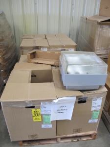 LOT (8) FIXTURES, LIGHTING, 150 WATT PULSE METAL HALIDE (MH), WITH EM RELAY KIT, MODULE 600, 120 VAC, MEDIUM BASE SOCKET, GRAY FINISH, CONDUIT ADAPTER, 16" WIDE X 16.25" HIGH X 11.25" DEPTH SIZE, BOROSILICATE PRISMATIC GLASS REFRACTOR, POLE OR SURFACE-MOUNTED LUMINAIRE. INCLUDES: > LIGHT FIXTURE (HOLOPHANE MW15DMH12GADEMUSPOM) > MAIN LAMP HOLDER (4 KV PULSE RATED, 660W-600V) > MAIN LAMP (S (W-44) LOADING & HANDLING FEE $15-